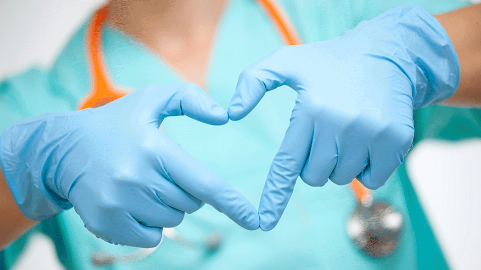 Vårdpersonalshänder som bildar en symbol av hjärta