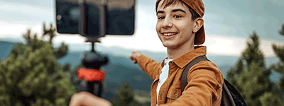 En tonårspojke tar en selfie 